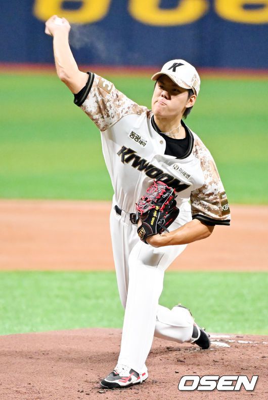 [OSEN=고척, 민경훈 기자] 24일 서울 고척스카이돔에서 ‘2025 신한 SOL Bank KBO리그’ 키움 히어로즈와 KIA 타이거즈의 경기가 열렸다.키움은 김윤하, KIA는 윤영철을 선발로 내세웠다.키움 선발 김윤하가 마운드 위에서 힘차게 공을 뿌리고 있다. 2025.06.24 / rumi@osen.co.kr