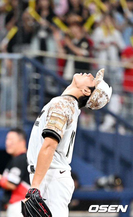 [OSEN=고척, 민경훈 기자] 24일 서울 고척스카이돔에서 ‘2025 신한 SOL Bank KBO리그’ 키움 히어로즈와 KIA 타이거즈의 경기가 열렸다. 5회초 무사 주자 만루 KIA 한준수 타석에서 키움 선발 김윤하가 교체되며 아쉬워하고 있다. 2025.06.24 / rumi@osen.co.kr