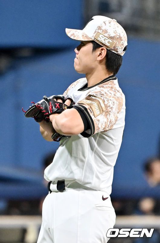 [OSEN=고척, 민경훈 기자] 24일 서울 고척스카이돔에서 ‘2025 신한 SOL Bank KBO리그’ 키움 히어로즈와 KIA 타이거즈의 경기가 열렸다. 4회초 KIA 선두타자로 나온 한준수에게 우월 솔로 홈런을 허용한 키움 선발 김윤하가 아쉬워하고 있다. 2025.06.24 / rumi@osen.co.kr