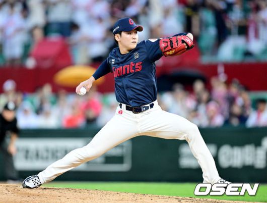 [OSEN=인천, 최규한 기자] 15일 인천 SSG랜더스필드에서 ‘2025 신한 SOL Bank KBO리그’ SSG 랜더스와 롯데 자이언츠의 경기가 열렸다.홈팀 SSG은 드류 앤더슨, 방문팀 롯데는 이민석을 선발로 내세웠다.8회말 마운드에 오른 롯데 최준용이 힘차게 공을 뿌리고 있다. 2025.06.15 / dreamer@osen.co.kr