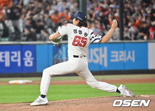 [OSEN=부산, 이석우 기자] 18일 부산 사직야구장에서 2025 신한 SOL 뱅크 KBO 리그 롯데 자이언츠와 한화 이글스의 경기가 열렸다. 홈팀 롯데는 홍민기가, 방문팀 한화는 엄상백이 선발 출전했다.롯데 자이언츠 정철원이 역투하고 있다. 2025.06.18 / foto0307@osen.co.kr