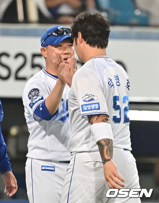 [OSEN=대구, 이석우 기자] 25일 대구삼성라이온즈파크에서 2025 신한 SOL 뱅크 KBO 리그 삼성 라이온즈와 한화 이글스의 경기가 열렸다. 홈팀 삼성은 후라도가, 방문팀 한화는 와이스가 선발 출전했다. 삼성 라이온즈 박진만 감독이 한화 이글스에 7-2로 승리한 후 박병호와 기쁨을 나누고 있다. 2025.06.25 / foto0307@osen.co.kr