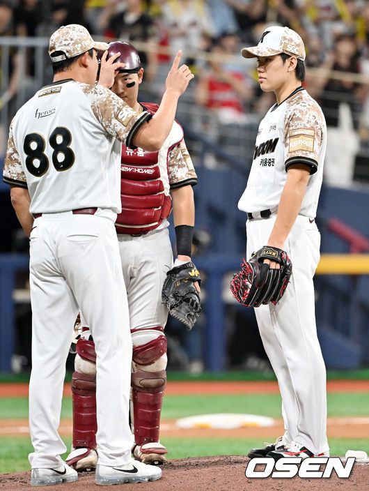 [OSEN=고척, 민경훈 기자] 24일 서울 고척스카이돔에서 ‘2025 신한 SOL Bank KBO리그’ 키움 히어로즈와 KIA 타이거즈의 경기가 열렸다. 5회초 무사 주자 1,2루 KIA 김성환 타석에서 키움 이승호 투수 코치가 마운드에 올라 키움 선발 김윤하와 얘기를 나누고 있다. 2025.06.24 / rumi@osen.co.kr