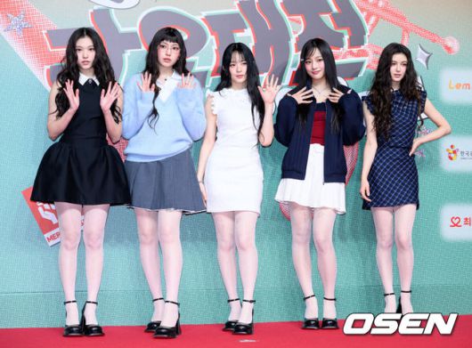 [OSEN=이대선 기자] 25일 오후 인천 중구 인스파이어 리조트 그랜드 볼룸에서 2024 SBS 가요대전 레드카펫 행사가 열렸다.이번 ‘가요대전’에는 8년 만에 돌아온 지드래곤을 비롯해 키(KEY), 2NE1, NCT 127, NCT DREAM, Stray Kids (스트레이 키즈), (여자)아이들, ATEEZ(에이티즈), WayV, ITZY, 투모로우바이투게더, 이영지, CRAVITY, TREASURE(트레저), aespa, ENHYPEN(엔하이픈), IVE, NMIXX, LE SSERAFIM, 뉴진스(NewJeans), BOYNEXTDOOR, ZEROBASEONE, 라이즈(RIIZE), TWS 투어스), NCT WISH, 아일릿(ILLIT), BABYMONSTER, NEXZ, izna(이즈나)까지 총 29팀이 출연한다.그룹 뉴진스가 레드카펫을 밟고 있다. 2024.12.25 /sunday@osen.co.kr