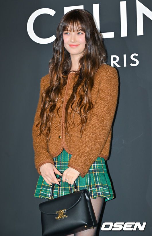 [OSEN=박준형 기자] 28일 오후 서울 청담동에서 '셀린느 청담 플래그십 스토어' 오픈 행사가 진행됐다.이날 행사에는 배우 박보검과 수지, 뉴진스 다니엘, 그룹 투어스, Kevin Paker(Tame Impala 밴드)가 참석했다. 뉴진스 다니엘이 포즈를 취하고 있다.  2024.11.28 / soul1014@osen.co.kr