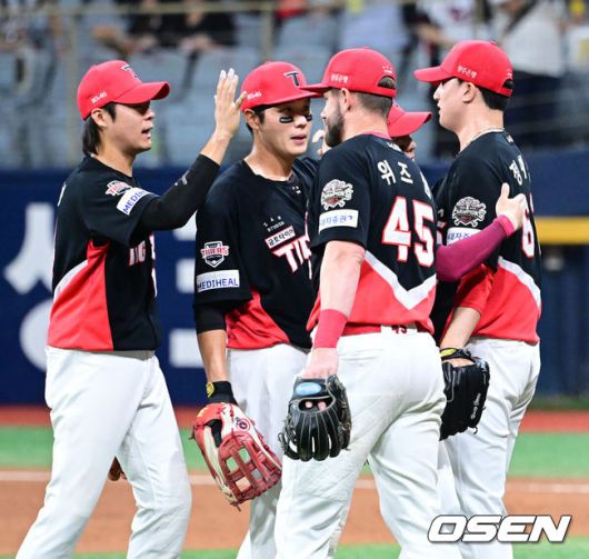 [OSEN=고척, 최규한 기자] 프로야구 KIA 타이거즈가 키움 히어로즈를 꺾고 전날 패배를 설욕했다.KIA는 25일 서울 고척 스카이돔에서 열린 2025 KBO리그 키움과의 경기에서 6-3으로 승리했다.KIA 선발 올러는 6이닝 동안 5피안타 1볼넷 5탈삼진 2실점 퀄리티 스타트로 시즌 8승째를 기록했다.경기를 마치고 승리한 KIA 선수들이 하이파이브를 나누고 있다. 2025.06.25 / dreamer@osen.co.kr