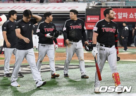 [OSEN=수원, 김성락 기자] 24일 오후 수원 KT위즈파크에서 2025 신한 SOL Bank KBO리그 KT 위즈와 LG 트윈스의 경기가 열렸다.이날 경기는 KT 위즈가 LG 트윈스를 상대로 5-0으로 승리했다.경기 종료 후 LG 선수들이 아쉬워하고 있다. 2025.06.24 / ksl0919@osen.co.kr