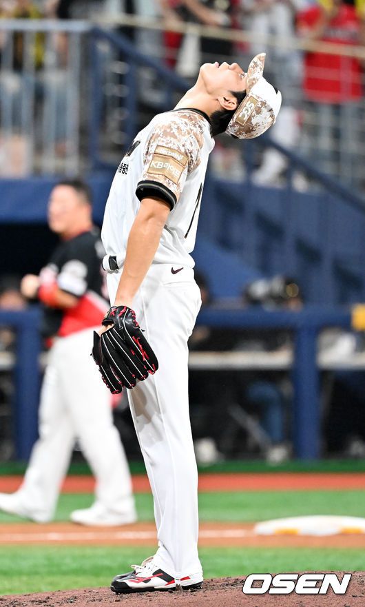 [OSEN=고척, 민경훈 기자] 24일 서울 고척스카이돔에서 ‘2025 신한 SOL Bank KBO리그’ 키움 히어로즈와 KIA 타이거즈의 경기가 열렸다. 5회초 무사 주자 만루 KIA 한준수 타석에서 키움 선발 김윤하가 교체되며 아쉬워하고 있다. 2025.06.24 / rumi@osen.co.kr