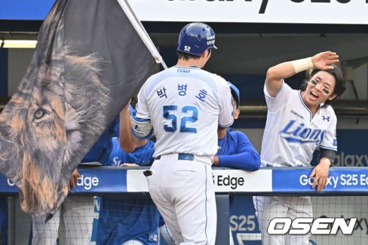 [OSEN=대구, 이석우 기자] 25일 대구삼성라이온즈파크에서 2025 신한 SOL 뱅크 KBO 리그 삼성 라이온즈와 한화 이글스의 경기가 열렸다. 홈팀 삼성은 후라도가, 방문팀 한화는 와이스가 선발 출전했다. 삼성 라이온즈 박병호가 3회말 좌중월 솔로 홈런을 치고 하이파이브를 하고 있다. 2025.06.25 / foto0307@osen.co.kr