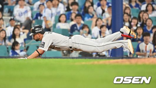 [OSEN=대구, 이석우 기자] 26일 대구삼성라이온즈파크에서 2025 신한 SOL 뱅크 KBO 리그 삼성 라이온즈와 한화 이글스의 경기가 열렸다. 홈팀 삼성은 가라비토가, 방문팀 한화는 문동주가 선발 출전했다. 한화 이글스 리베라토가 6회초 2사 1,2루 우익수 앞 안타를 치고 삼성 라이온즈 구자욱의 포구 실책을 틈타 3루까지 쇄도하고 있다. 2025.06.26 / foto0307@osen.co.kr