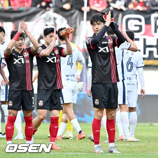 [OSEN=서울월드컵경기장, 민경훈 기자] 3일 서울월드컵경기장에서 하나은행 K리그1 2025 FC서울과 김천상무 FC의 경기가 열렸다.  이 경기에서 0-0 무승부를 거뒀다. 두 팀 모두 나란히 1승1무1패가 된 가운데 서울은 순위 9위, 김천은 7위(이상 승점 4)에 각각 자리했다.경기 종료 후 FC서울 기성용이 동료들과 함께 박수를 보내고 있다. 2025.03.03 / rumi@osen.co.kr