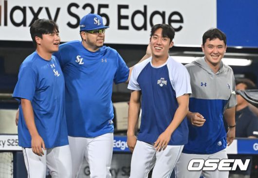 [OSEN=대구, 이석우 기자] 25일 대구삼성라이온즈파크에서 2025 신한 SOL 뱅크 KBO 리그 삼성 라이온즈와 한화 이글스의 경기가 열렸다. 홈팀 삼성은 후라도가, 방문팀 한화는 와이스가 선발 출전했다. 삼성 라이온즈 후라도가 한화 이글스에 7-2로 승리한 후 원태인, 최원태, 이승현의 축하를 받고 있다. 2025.06.25 / foto0307@osen.co.kr