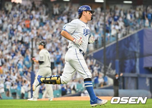 [OSEN=대구, 이석우 기자] 26일 대구삼성라이온즈파크에서 2025 신한 SOL 뱅크 KBO 리그 삼성 라이온즈와 한화 이글스의 경기가 열렸다. 홈팀 삼성은 가라비토가, 방문팀 한화는 문동주가 선발 출전했다. 삼성 라이온즈 강민호가 4회말 1사 좌월 솔로 홈런을 치고 그라운드를 돌고 있다. 2025.06.26 / foto0307@osen.co.kr