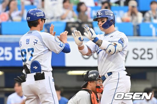 [OSEN=대구, 이석우 기자] 25일 대구삼성라이온즈파크에서 2025 신한 SOL 뱅크 KBO 리그 삼성 라이온즈와 한화 이글스의 경기가 열렸다. 홈팀 삼성은 후라도가, 방문팀 한화는 와이스가 선발 출전했다. 삼성 라이온즈 박병호가 3회말 좌중월 솔로 홈런을 치고 하이파이브를 하고 있다. 2025.06.25 / foto0307@osen.co.kr