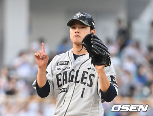 [OSEN=대구, 이석우 기자] 26일 대구삼성라이온즈파크에서 2025 신한 SOL 뱅크 KBO 리그 삼성 라이온즈와 한화 이글스의 경기가 열렸다. 홈팀 삼성은 가라비토가, 방문팀 한화는 문동주가 선발 출전했다. 한화 이글스 선발 투수 문동주가 사인을 보내고 있다. 2025.06.26 / foto0307@osen.co.kr