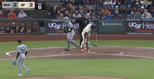 샌프란시스코 이정후가 6회 2사 2,3루 찬스에서 삼진을 당한 뒤 배트를 내리치며 아쉬워하고 있다. /MLBTV 중계화면 캡처