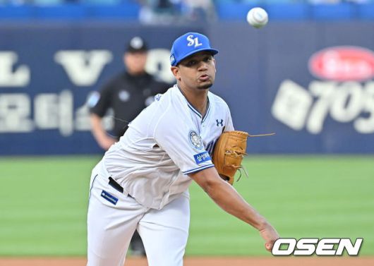 [OSEN=대구, 이석우 기자] 26일 대구삼성라이온즈파크에서 2025 신한 SOL 뱅크 KBO 리그 삼성 라이온즈와 한화 이글스의 경기가 열렸다. 홈팀 삼성은 가라비토가, 방문팀 한화는 문동주가 선발 출전했다. 삼성 라이온즈 선발 투수 가라비토가 역투하고 있다. 2025.06.26 / foto0307@osen.co.kr