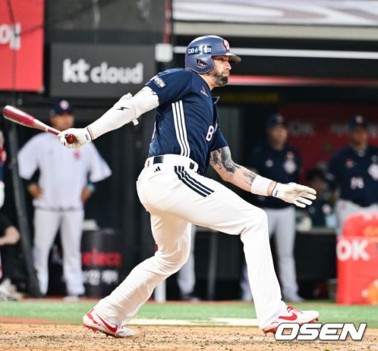 [OSEN=수원, 박준형 기자]  28일 오후 수원 KT위즈파크에서 열린 ‘2025 신한 SOL BANK KBO리그’ KT 위즈와 두산 베어스의 경기가 진행됐다.이날 경기에는 KT는 쿠에바스를, 두산을 최민석을 선발투수로 내세웠다.5회초 1사 두산 케이브가 안타를 날리고 있다.  2025.05.28 / soul1014@osen.co.kr