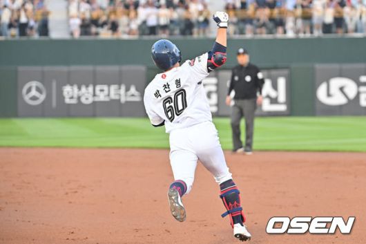 [OSEN=부산, 이석우 기자] 27일 부산 사직야구장에서 2025 신한 SOL 뱅크 KBO 리그 롯데 자이언츠와 KT 위즈의 경기가 열렸다. 홈팀 롯데는 이민석이, 방문팀 삼성은 고영표가 선발 출전했다.롯데 자이언츠 박찬형이 2회말 우월 솔로 홈런을 치고 세리머니를 하고 있다. 2025.06.27 / foto0307@osen.co.kr