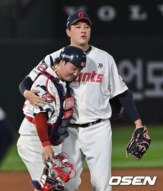 [OSEN=부산, 이석우 기자] 19일 부산 사직야구장에서 2025 신한 SOL 뱅크 KBO 리그 롯데 자이언츠와 한화 이글스의 경기가 열렸다. 홈팀 롯데는 나균안이, 방문팀 한화는 황준서가 선발 출전했다.롯데 자이언츠 김원중이 한화 이글스에 4-3으로 승리한 후 정보근과 기쁨을 나누고 있다. 2025.06.19 / foto0307@osen.co.kr