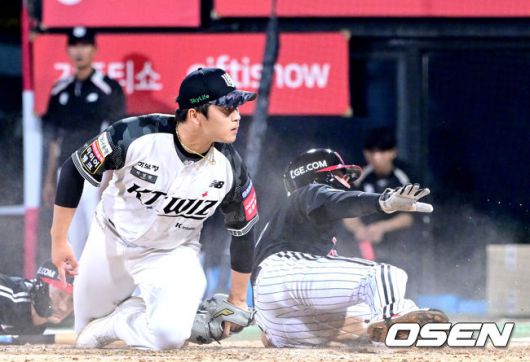 [OSEN=수원, 최규한 기자] 천성호가 LG 트윈스 데뷔전에서 친정에 비수를 제대로 꽂았다.프로야구 LG 트윈스는 26일 수원KT위즈파크에서 열린 2025 신한 SOL뱅크 KBO리그 KT 위즈와의 시즌 7차전에서 4-3 역전승을 거뒀다.LG는 24일 패배를 설욕하며 시즌 43승 2무 31패를 기록했다. 반면 연승이 좌절된 KT는 38승 3무 36패가 됐다.9회초 1사 2, 3루 상황 LG 신민재 타석 때 상대 폭투를 틈타 2루 주자 천성호가 홈으로 내달려 슬라이딩 해 세이프되고 있다. 태그를 시도한 KT 투수 박영현. 2025.06.26 / dreamer@osen.co.kr