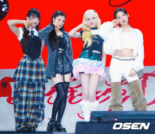 [OSEN=민경훈 기자] 23일 서울 용산구 블루스퀘어 SOL트래블홀에서 피네이션 걸그룹 베이비돈크라이 데뷔 기념 쇼케이스가 열렸다.아이들 전소연이 프로듀싱을 맡아 화제를 모은 피네이션 신예 걸그룹Baby DONT Cry(베이비돈크라이)가 가요계에 정식 데뷔한다. 베이비돈크라이는 이현,쿠미,미아,베니로 구성된 4인조 걸그룹이다.베이비돈크라이 멤버들이 포토타임을 가지고 있다. 2025.06.23 /rumi@osen.co.kr