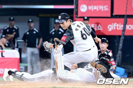 친정 상대로 동점 홈 슬라이딩 펼치는 천성호.