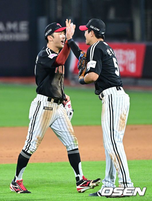 LG 유니폼 입은 첫날 기분 좋은 승리 하이파이브 나누는 천성호.