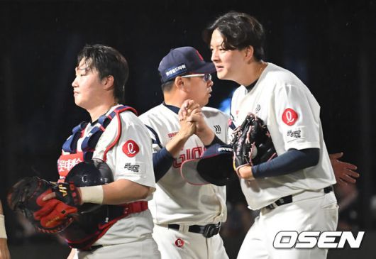 [OSEN=부산, 이석우 기자] 20일 부산 사직야구장에서 2025 신한 SOL 뱅크 KBO 리그 롯데 자이언츠와 삼성 라이온즈의 경기가 열렸다. 홈팀 롯데는 감보아가, 방문팀 삼성은 김대호가 선발 출전했다.롯데 자이언츠 김태형 감독이 삼성 라이온즈에 3-1로 승리한 후 김원중, 정보근과 기쁨을 나누고 있다. 2025.06.20 / foto0307@osen.co.kr