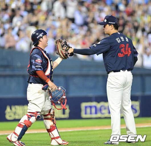 [OSEN=잠실, 최규한 기자] 롯데가 ‘뉴 에이스’ 감보아의 호투를 앞세워 주말 3연전을 위닝시리즈로 장식했다.프로야구 롯데 자이언츠는 8일 서울 잠실구장에서 열린 2025 신한 SOL뱅크 KBO리그 두산 베어스와의 시즌 9번째 맞대결에서 4-2로 승리했다.롯데는 3연패 뒤 2연승을 달리며 주말 위닝시리즈를 달성했다. 시즌 34승 3무 28패. 4연속 루징시리즈를 끊는 값진 2승 1패였다.경기를 마무리지은 롯데 투수 김원중과 포수 정보근이 인사를 나누고 있다. 2025.06.08 / dreamer@osen.co.kr