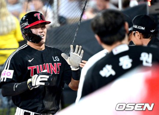 [OSEN=수원, 최규한 기자] 26일 수원 KT위즈파크에서 ‘2025 신한 SOL Bank KBO리그’ KT 위즈와 LG 트윈스의 경기가 열렸다.홈팀 KT는 소형준, 방문팀 LG는 임찬규를 선발로 내세웠다.9회초 1사 2, 3루 상황 LG 신민재 타석 때 상대 폭투를 틈타 2루 주자 천성호가 홈으로 내달려 슬라이딩 해 세이프된 뒤 염경엽 감독과 인사를 나누고 있다. 2025.06.26 / dreamer@osen.co.kr