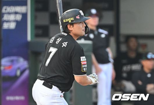 [OSEN=부산, 이석우 기자] 27일 부산 사직야구장에서 2025 신한 SOL 뱅크 KBO 리그 롯데 자이언츠와 KT 위즈의 경기가 열렸다. 홈팀 롯데는 이민석이, 방문팀 삼성은 고영표가 선발 출전했다.KT 위즈 김상수가 2회초 2사 1,2루 중견수 앞 1타점 안타를 치고 있다. 2025.06.27 / foto0307@osen.co.kr