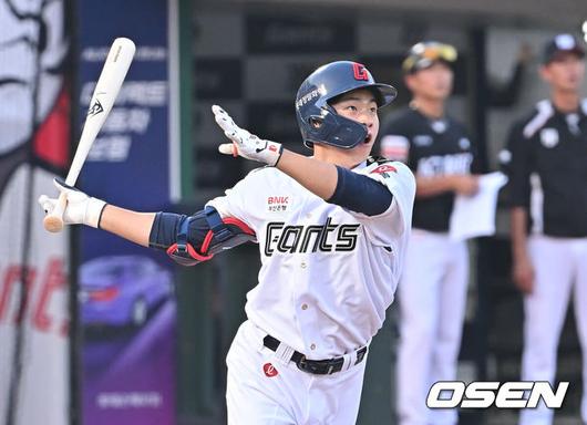 [OSEN=부산, 이석우 기자] 27일 부산 사직야구장에서 2025 신한 SOL 뱅크 KBO 리그 롯데 자이언츠와 KT 위즈의 경기가 열렸다. 홈팀 롯데는 이민석이, 방문팀 삼성은 고영표가 선발 출전했다.롯데 자이언츠 박찬형이 2회말 우월 솔로 홈런을 치고 있다. 2025.06.27 / foto0307@osen.co.kr