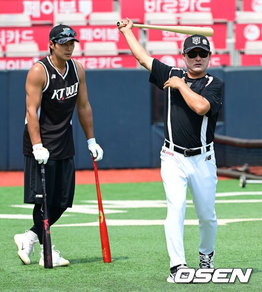 [OSEN=수원, 김성락 기자] 7일 오후 수원 KT위즈파크에서 ‘2025 신한 SOL Bank KBO리그’ KT 위즈와 SSG 랜더스의 경기가 열렸다.이날 홈팀 KT는 선발투수로 고영표, 방문팀 SSG는 앤더슨을 내세웠다. 경기 시작에 앞서 KT 이종범 코치가 선수들의 훈련을 돕고 있다. 2025.06.07 / ksl0919@osen.co.kr