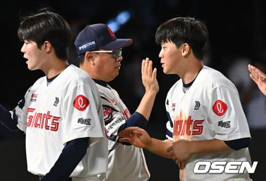 [OSEN=부산, 이석우 기자] 19일 부산 사직야구장에서 2025 신한 SOL 뱅크 KBO 리그 롯데 자이언츠와 한화 이글스의 경기가 열렸다. 홈팀 롯데는 나균안이, 방문팀 한화는 황준서가 선발 출전했다.롯데 자이언츠 김태형 감독이 한화 이글스에 4-3으로 승리한 후 데뷔 첫 안타를 기록한 박찬형과 하이파이브를 하고 있다. 2025.06.19 / foto0307@osen.co.kr