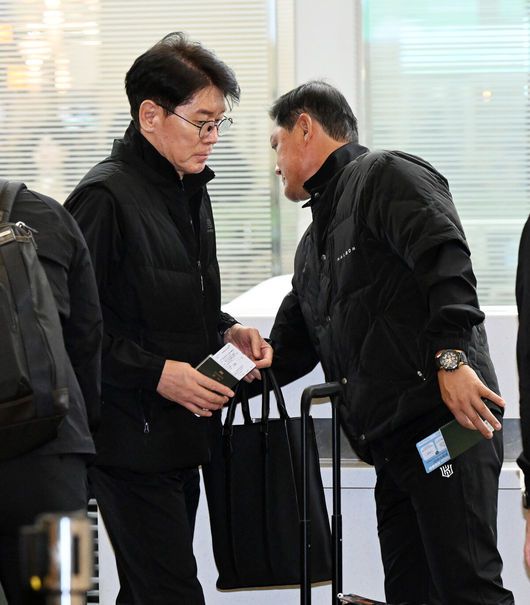 [OSEN=인천공항, 지형준 기자] KT 위즈 선수단이 26일 오전 인천국제공항을 통해 전지훈련지인 호주로 출국했다.KT 이강철호는 호주 질롱과 일본 오키나와에서 스프링캠프를 실시, 2025시즌을 향한 본격적인 담금질에 돌입한다KT 이강철 감독과 이종범 코치가 출국을 준비하고 있다. 2025.01.26 / jpnews@osen.co.kr