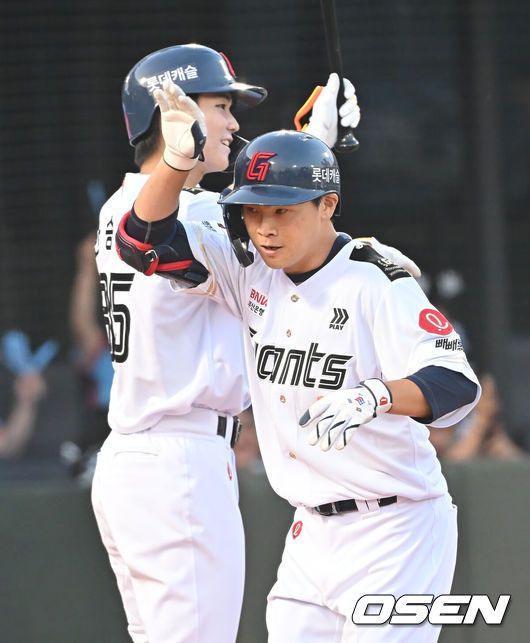 [OSEN=부산, 이석우 기자] 27일 부산 사직야구장에서 2025 신한 SOL 뱅크 KBO 리그 롯데 자이언츠와 KT 위즈의 경기가 열렸다. 홈팀 롯데는 이민석이, 방문팀 삼성은 고영표가 선발 출전했다.롯데 자이언츠 박찬형이 2회말 우월 솔로 홈런을 치고 하이파이브를 하고 있다. 2025.06.27 / foto0307@osen.co.kr