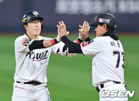 [OSEN=수원, 김성락 기자] 22일 오후 수원 KT위즈파크에서 ‘2025 신한 SOL Bank KBO리그’ KT 위즈와 SSG 랜더스의 경기가 열렸다.홈팀 KT는 오원석, 원정팀 SSG는 김광현을 선발로 내세웠다. 1회말 무사 1, 3루 KT 허경민이 선취 1타점 적시타를 날린 뒤 이종범 코치와 하이파이브를 하고 있다. 2025.04.22 / ksl0919@osen.co.kr