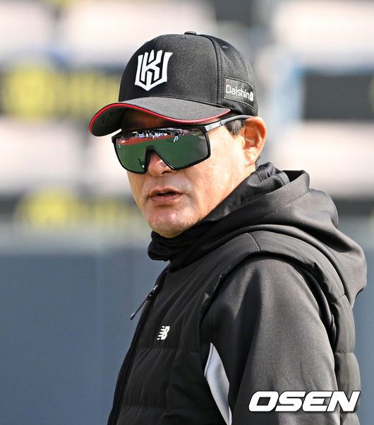[OSEN=수원, 지형준 기자] 9일 오후 수원KT위즈파크에서  2025 신한 SOL뱅크 KBO 리그 시범경기 KT 위즈와 LG 트윈스의 경기가 열렸다.KBO리그 10개 구단은 오는 18일까지 시범경기 10경기를 소화한다. 2025시즌 개막전은 오는 22일 개최된다. 개막전 매치업은 LG-롯데(서울 잠실구장), KIA-NC(광주-기아챔피언스필드), SSG-두산(인천 SSG랜더스필드), KT-한화(수원 KT위즈파크), 삼성-키움(대구 삼성라이온즈파크)이다.경기에 앞서 KT 이종범 코치가 훈련을 지도하고 있다. 2025.03.09 / jpnews@osen.co.kr