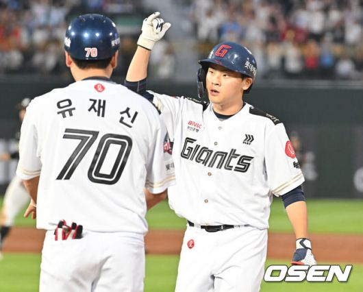 [OSEN=부산, 이석우 기자] 27일 부산 사직야구장에서 2025 신한 SOL 뱅크 KBO 리그 롯데 자이언츠와 KT 위즈의 경기가 열렸다. 홈팀 롯데는 이민석이, 방문팀 삼성은 고영표가 선발 출전했다.롯데 자이언츠 박찬형이 3회말 1사 1,2루 우익수 앞 1타점 안타를 치고 세리머니를 하고 있다. 2025.06.27 / foto0307@osen.co.kr