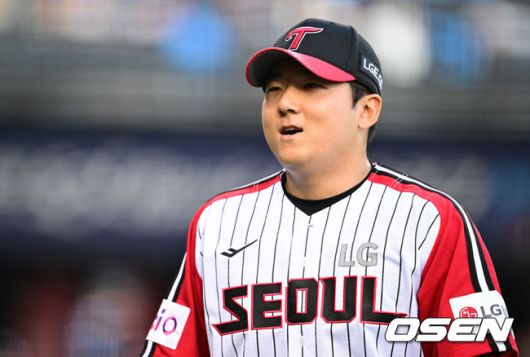 [OSEN=잠실, 조은정 기자]22일 오후 서울 잠실구장에서 2025 신한 SOL Bank KBO리그 LG 트윈스와 두산 베어스의 경기가 열렸다.LG는 송승기, 두산은 최승용이 선발로 나섰다.6회초 이닝을 마친 LG 선발 송승기가 미소를 짓고 있다. 2025.06.22 /cej@osen.co.kr