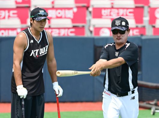 [OSEN=수원, 김성락 기자] 7일 오후 수원 KT위즈파크에서 ‘2025 신한 SOL Bank KBO리그’ KT 위즈와 SSG 랜더스의 경기가 열렸다.이날 홈팀 KT는 선발투수로 고영표, 방문팀 SSG는 앤더슨을 내세웠다. 경기 시작에 앞서 KT 이종범 코치가 선수들의 훈련을 돕고 있다. 2025.06.07 / ksl0919@osen.co.kr