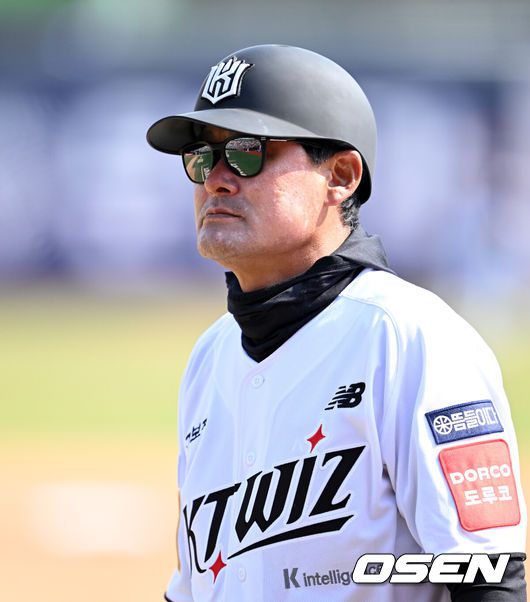 [OSEN=수원, 이대선 기자] 8일 오후 수원KT위즈파크에서  2025 신한 SOL뱅크 KBO 리그 시범경기 KT 위즈와 LG 트윈스의 경기가 열렸다.KT는 고영표, LG는 요니 치리노스를 선발 투수로 내세웠다.KT 이종범 코치가 그라운드를 바라보고 있다. 2025.03.08 /sunday@osen.co.kr