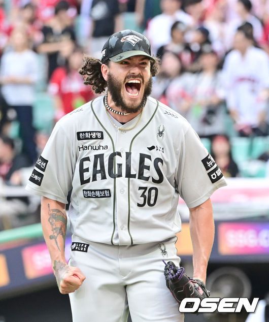 [OSEN=인천, 김성락 기자] 28일 인천 SSG랜더스필드에서 ‘2025 신한은행 SOL Bank KBO리그’ SSG 랜더스와 한화 이글스의 경기가 열렸다.이날 SSG는 앤더슨,한화는 폰세를 선발로 내세웠다. 6회말 2사 1, 3루 한화 폰세가 SSG 고명준 포수 땅볼로 처리한 뒤 포효하고 있다. 2025.06.28 / ksl0919@osen.co.kr
