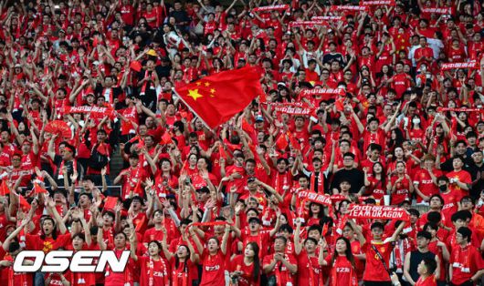 [OSEN=서울월드컵경기장, 지형준 기자] 중국이 예고했던 놀랄 일은 없었다. 한국이 무난하게 중국을 잡아내며 '공한증'역사를 이어갔다.김도훈 임시 감독이 이끄는 대한민국 축구대표팀은 11일 오후 8시 서울월드컵경기장에서 열린 2026 국제축구연맹(FIFA) 북중미 월드컵 아시아 2차 예선 C조 6차전에서 중국을 1-0으로 꺾었다.이날 승리로 한국은 위르겐 클린스만 감독, 황선홍 감독, 김도훈 감독 등 세 명의 감독으로 2차 예선을 치루면서 승점 16(5승 1무)라는 성적으로 조 1위를 확정했다.또한 3차 예선에서 아시아 랭킹 3위로 일본, 이란에 이어서 톱시드 자리를 확보하는데 성공했다.전반 중국 원정 응원단이 열띤 응원을 선보이고 있다. 2024.06.11 / jpnews@osen.co.kr