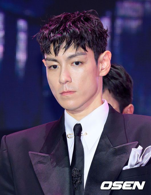 [OSEN=이대선 기자] 28일 오후 서울 세종대로 일대에서 '오징어게임 3' 피날레 이벤트가 열렸다. 이날 넷플릭스 시리즈 ‘오징어게임’의 황동혁 감독과 이정재, 이병헌을 비롯해 임시완, 강하늘 등 시즌 2·3 출연진이 서울에서 팬들과 만났다. 또 시즌 1 주역 박해수, 정호연, 이유미 등도 참석했다.이번 행사는 서울시와 넷플릭스가 공동 주최하는 '2025 K-콘텐츠 서울여행주간'의 하나로 마련됐다.배우 최승현이 인사를 하고 있다. 2025.06.28 /sunday@osen.co.kr