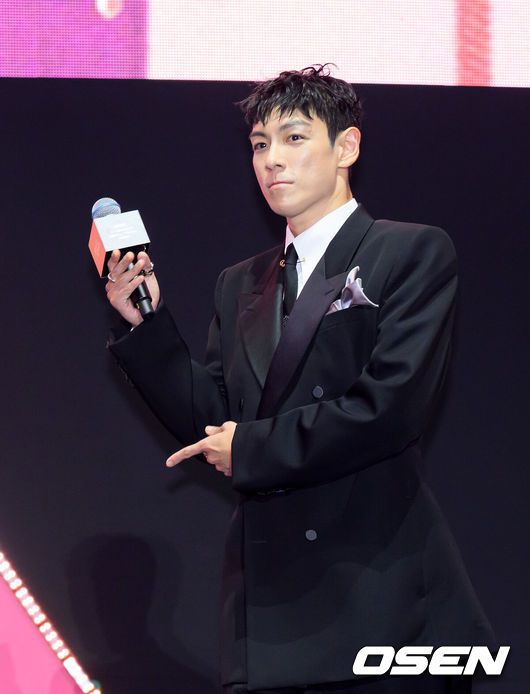 [OSEN=이대선 기자] 28일 오후 서울 세종대로 일대에서 '오징어게임 3' 피날레 이벤트가 열렸다. 이날 넷플릭스 시리즈 ‘오징어게임’의 황동혁 감독과 이정재, 이병헌을 비롯해 임시완, 강하늘 등 시즌 2·3 출연진이 서울에서 팬들과 만났다. 또 시즌 1 주역 박해수, 정호연, 이유미 등도 참석했다.이번 행사는 서울시와 넷플릭스가 공동 주최하는 '2025 K-콘텐츠 서울여행주간'의 하나로 마련됐다.배우 최승현이 등장하고 있다. 2025.06.28 /sunday@osen.co.kr