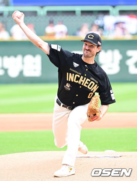 [OSEN=인천, 김성락 기자] 28일 인천 SSG랜더스필드에서 ‘2025 신한은행 SOL Bank KBO리그’ SSG 랜더스와 한화 이글스의 경기가 열렸다.이날 SSG는 앤더슨,한화는 폰세를 선발로 내세웠다. 1회초 SSG 선발 앤더슨이 마운드에 올라 힘차게 공을 뿌리고 있다. 2025.06.28 / ksl0919@osen.co.kr