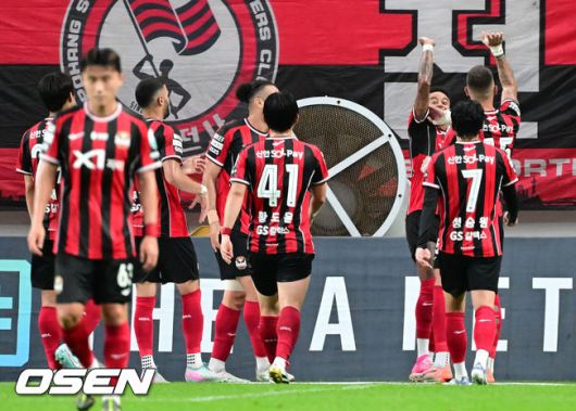 [OSEN=서울월드컵경기장, 김성락 기자] 29일 오후 서울 마포구 월드컵경기장에서 하나은행 K리그 1 2025 21라운드 서울 FC와 포항 스틸러스의 경기가 열렸다. 서울은 6승 9무 5패로 리그 8위, 포항은 9승 5무 6패로 리그 4위를 기록하고 있다.전반 서울 둑스가 골을 넣은 뒤 세리머니를 하고 있다.  2025.06.29 / ksl0919@osen.co.kr