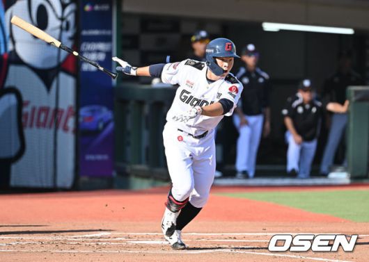 [OSEN=부산, 이석우 기자] 29일 부산 사직야구장에서 2025 신한 SOL 뱅크 KBO 리그 롯데 자이언츠와 KT 위즈의 경기가 열렸다. 홈팀 롯데는 박세웅이, 방문팀 KT는 쿠에바스가 선발 출전했다.롯데 자이언츠 박찬형이 2회말 2사 우익수 오른쪽 안타를 치고 있다. 2025.06.29 / foto0307@osen.co.kr